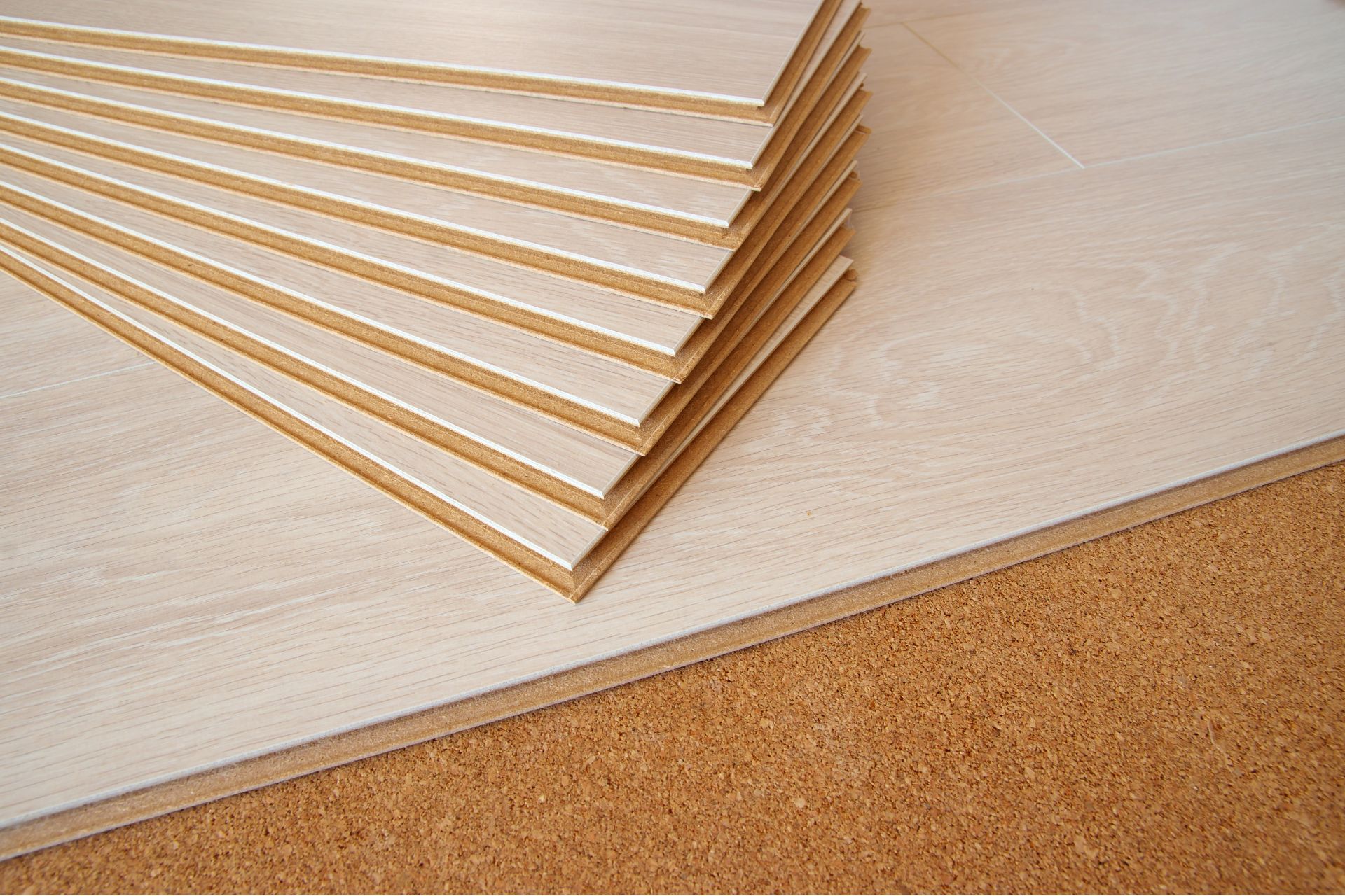 Estoque variado de MDF e acessórios